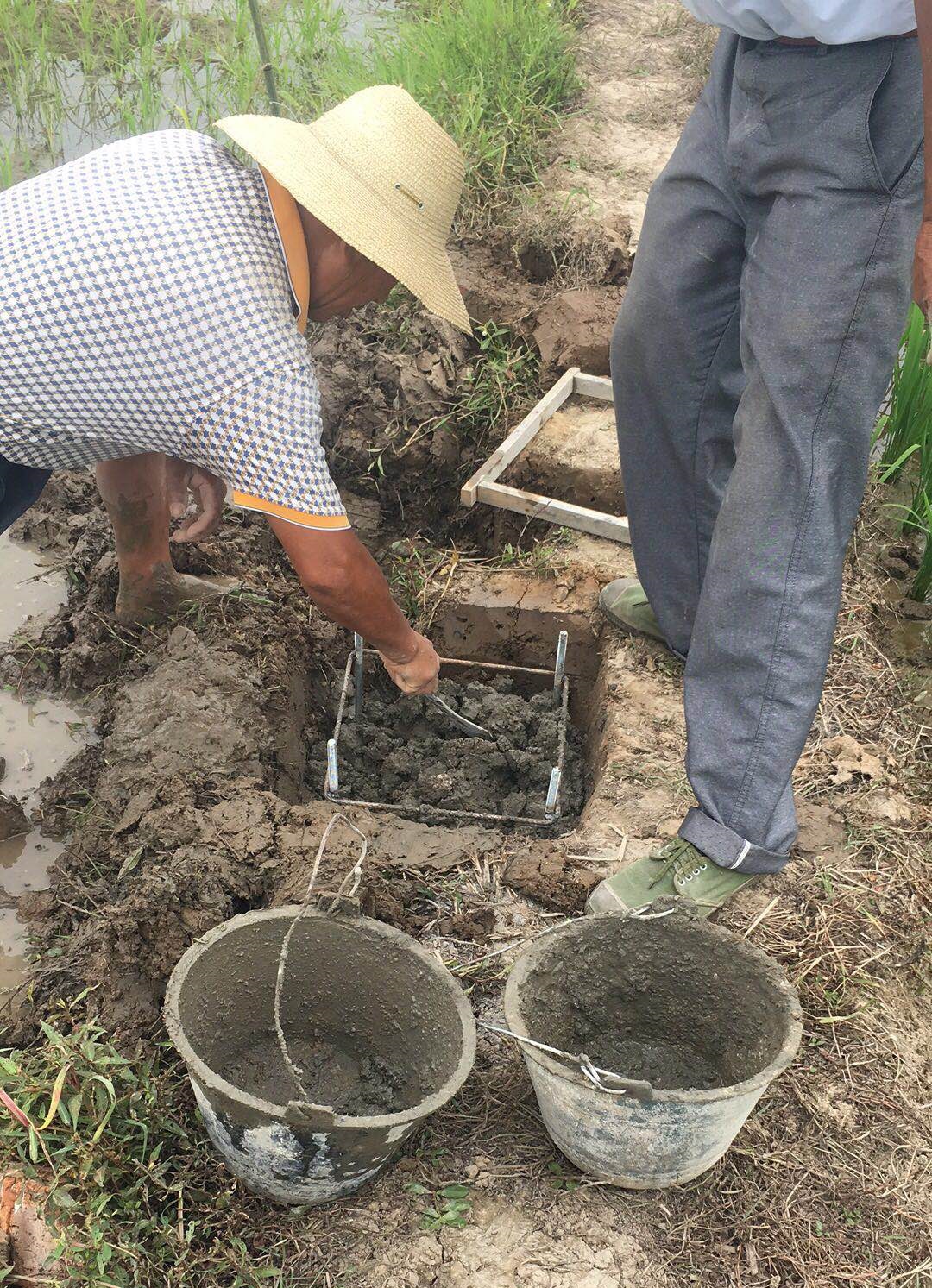 把地籠放到基坑內，倒入攪拌均勻的砂石