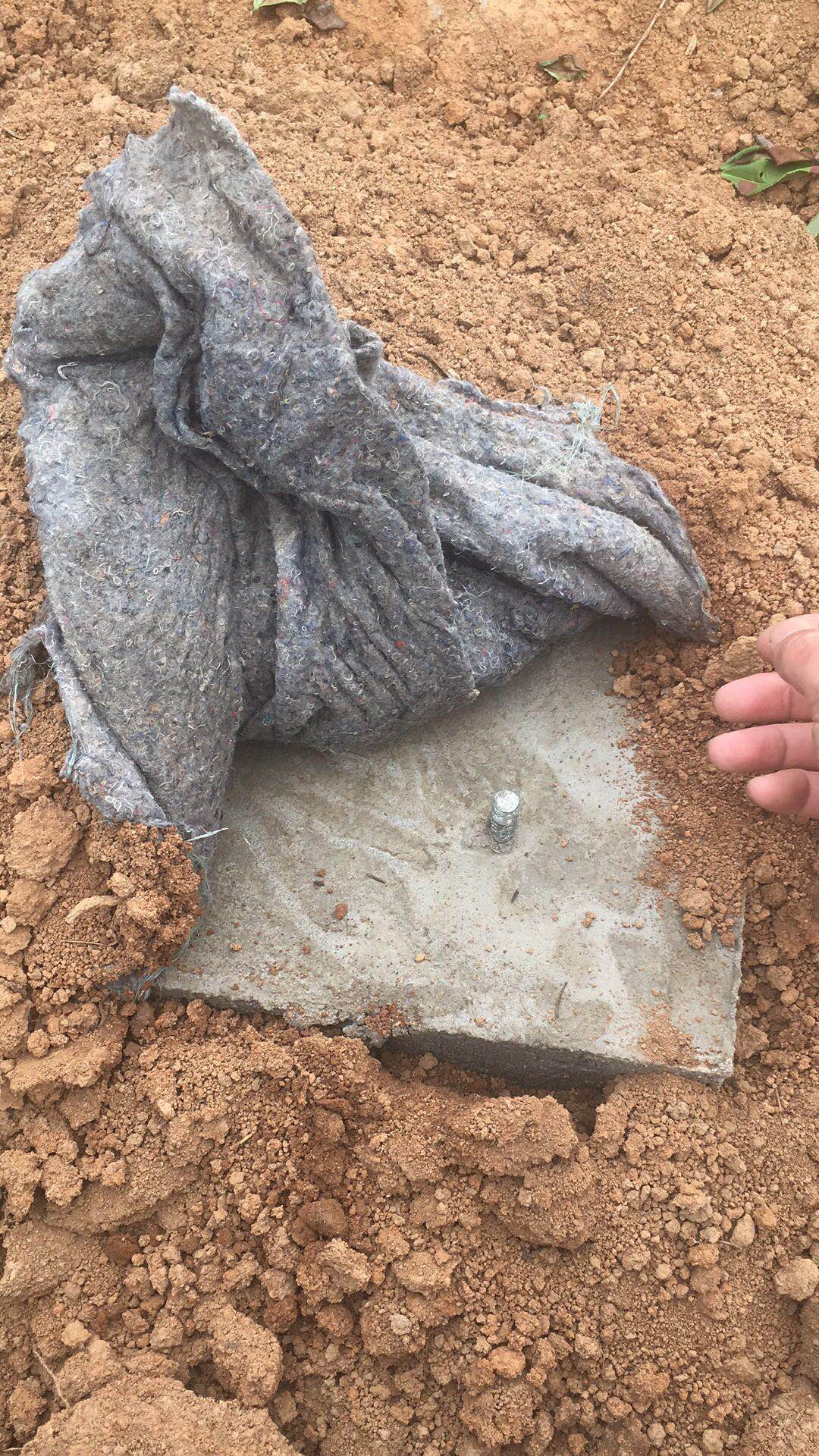 等水泥凝固后拆除模具，用保溫棉鋪蓋